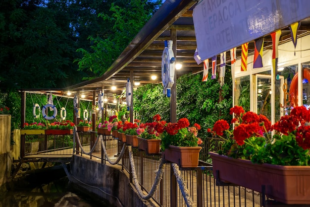 Werknemers van MONTENEGRO BUDVA versierden hun restaurant met nachtlampjes voor een romantische sfeer