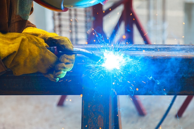 Werknemerslassen in een fabriek. Lassen op een industrieel bedrijf.