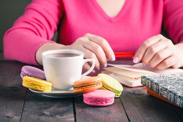 Werknemersvrouw die ochtendthee van koffie drinken