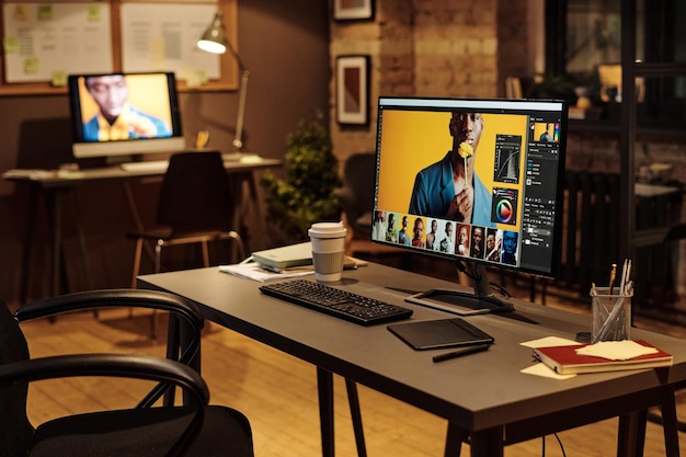 Werkplaats van grafisch ontwerper met computer