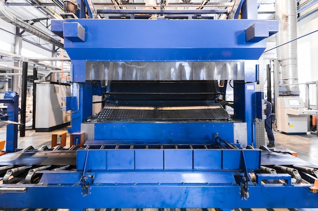 Werkplaatsinterieur en machines voor de productie van glas