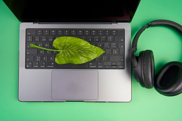 Werkplek bovenaanzicht desktop met gadgets, laptop