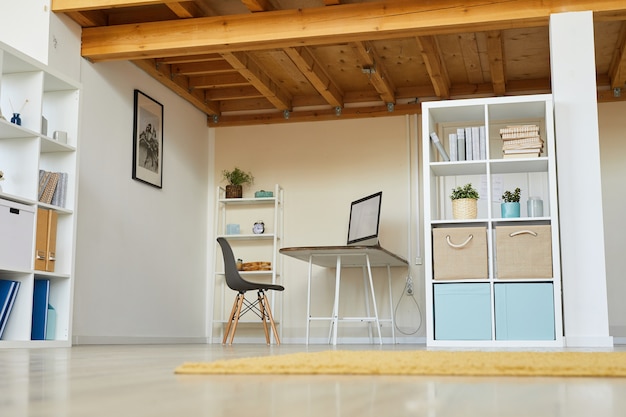 Werkplek met computermonitor op tafel in huiskamer