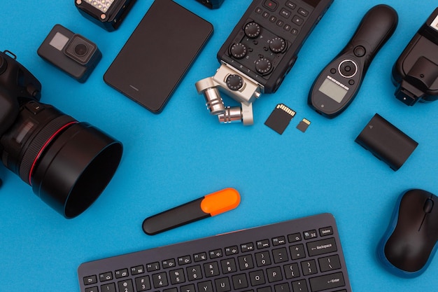 Werkplek met digitale gadgets op blauwe tafel