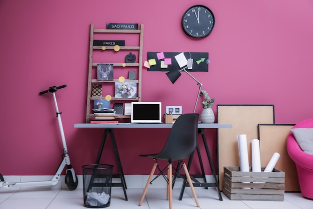 Werkplek met laptop op tafel in moderne kamer