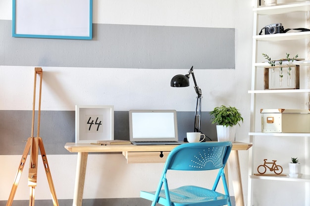 Werkplek met laptop op tafel in moderne kamer