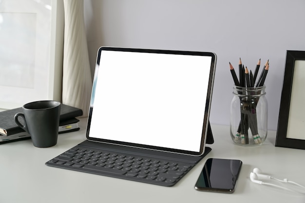 Werkplek met leeg scherm mockup-tablet