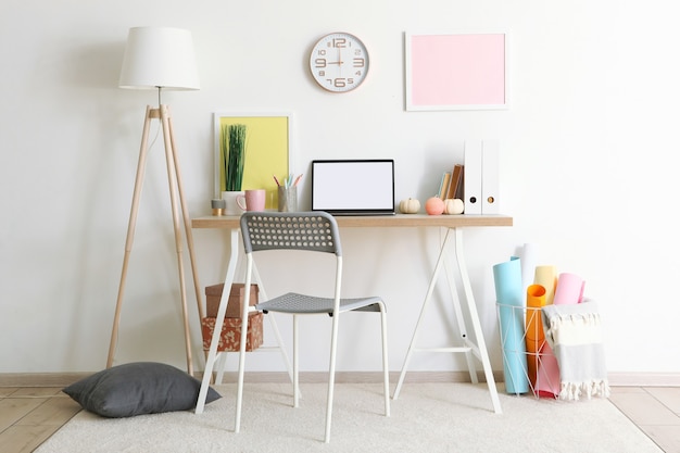 Foto werkplek met moderne laptop in het interieur van de kamer