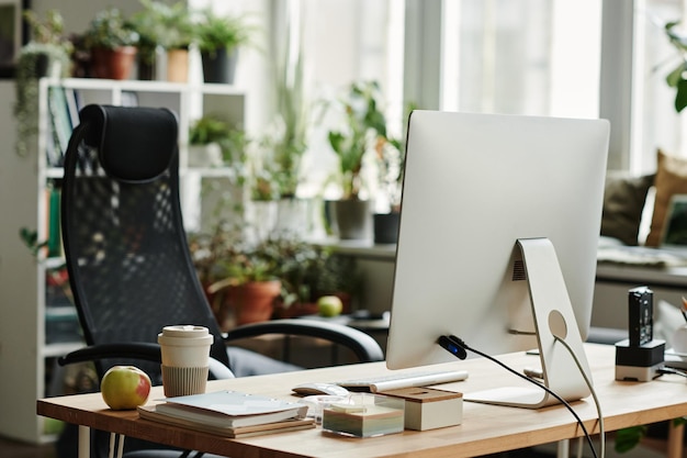 Foto werkplek van moderne bedienden in coworking space