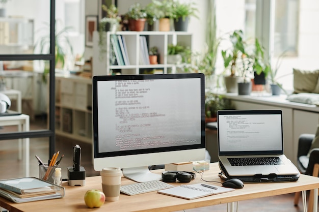 Werkplek van moderne IT-ondersteuningsingenieur met computers