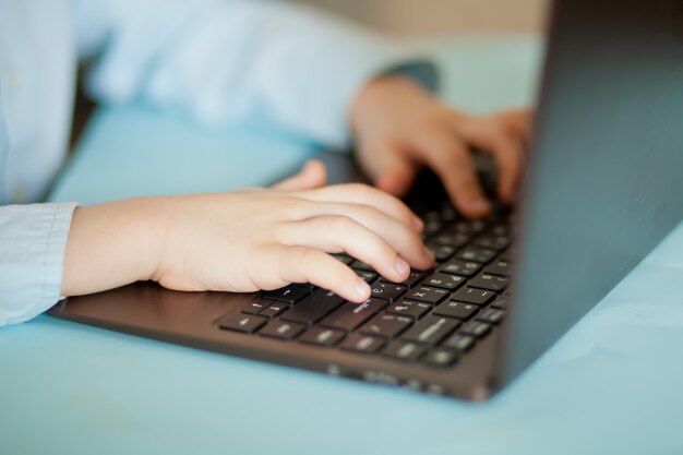 Werkruimte bureau met laptop. Werkruimte bureau met laptop. Kid online leren. Afstandsonderwijs online onderwijs.