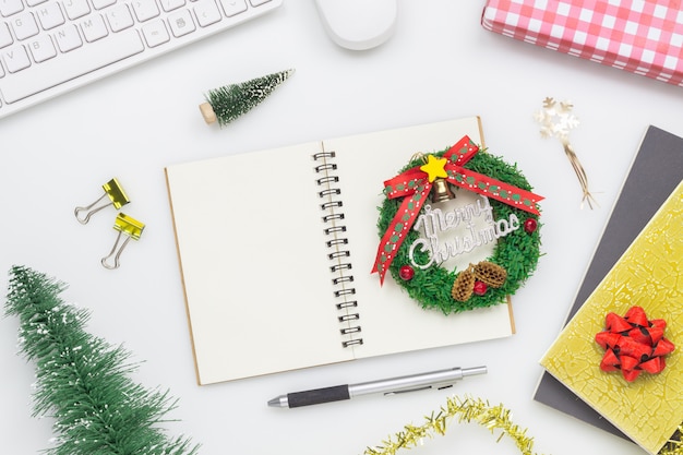 Werkruimte met Kerstdecoratie en open notitieblok, bovenaanzicht