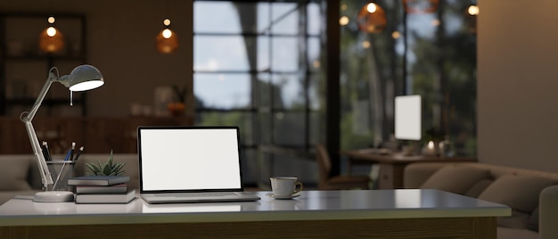 Werkruimte met laptop mockup boeken op een tafelblad over onscherpe achtergrond van moderne trendy kamer