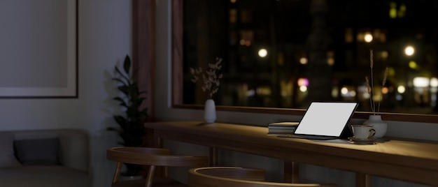 Werkruimte met tabletmodel op een houten tafel tegen raam in een donkere, gezellige woonkamer