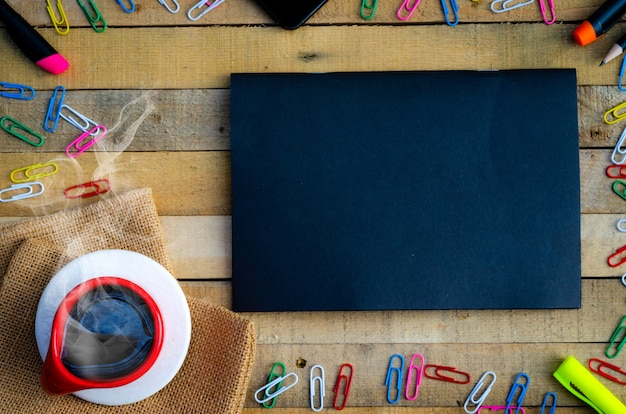 werkruimte mockup op een houten tafel, een kopje koffie en benodigdheden