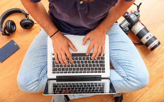 Werkruimte thuis man aan het werk met een laptop op de vloer bovenaanzicht