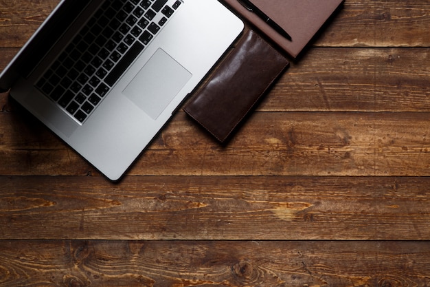 Werkruimte van een zakenman. uitzicht van boven . koffie laptop en laptop op het bureaublad met zwarte notitie.