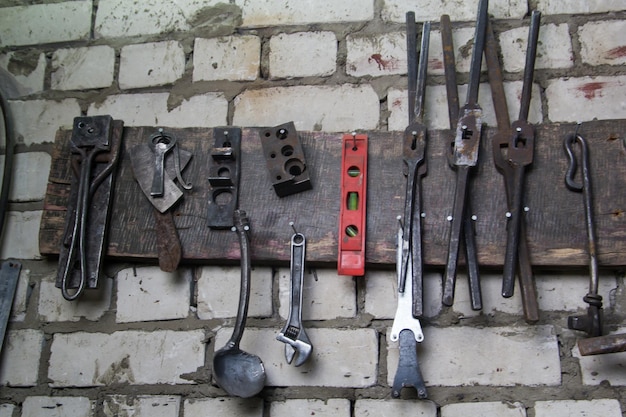 Werkruimte van smid wat gereedschap aan de muur close-up shot