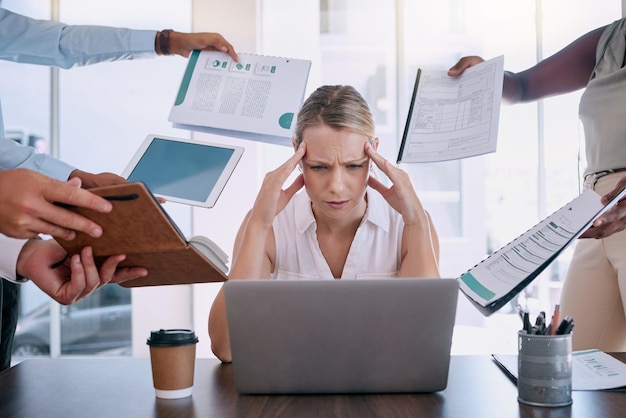 Werkstress, hoofdpijn en burn-out-mentaliteit van een zakenvrouw die op een kantoorcomputer werkt. Werknemer van de vennootschapsbelasting maakt zich zorgen over de geestelijke gezondheid door overbelasting van arbeidsrapporten en nalevingsgegevens