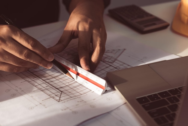 Foto werktafel interieurontwerper een architectonisch plan van het huis tekeningen en plannen voor huis