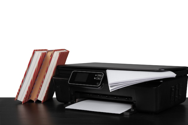 Werktafel met printer en gestapelde boeken op witte achtergrond