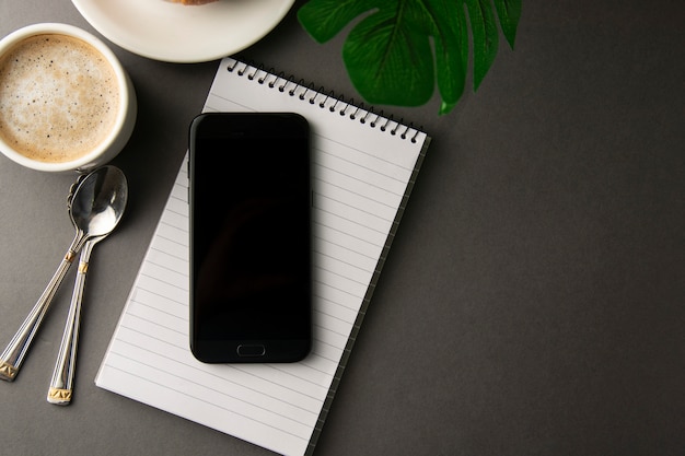 Foto werktafel met slimme telefoon, kopje koffie. minimalistische stijl.