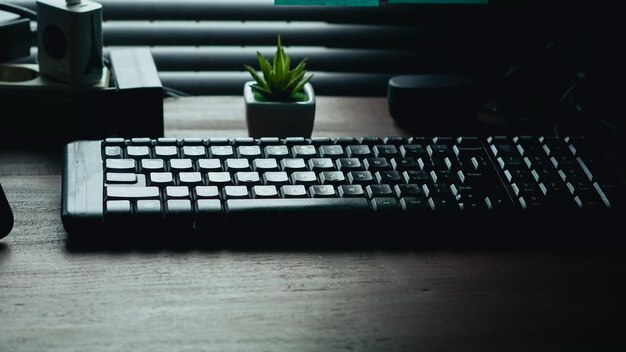 Foto werktafel met toetsenbord en kleine sierplant