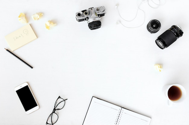 Werktafel tafel van fotograaf. Bovenaanzicht met platte kopie-ruimte, lag.