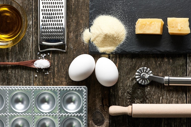 Foto werktuigen en ingrediënten voor ravioli