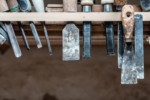 Werktuigen op een standaard in de werkplaats van de timmerman