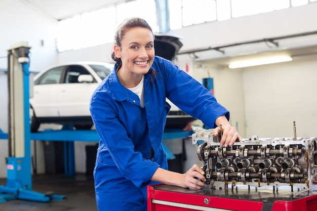 Werktuigkundige die aan een motor werkt