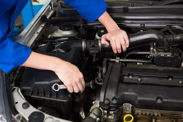 Werktuigkundige die aan een motor werkt