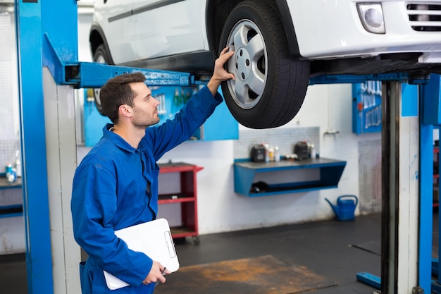 Werktuigkundige die autobanden bekijkt