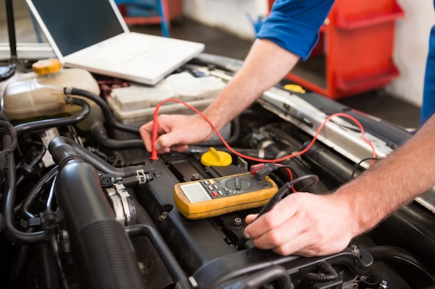 Werktuigkundige die kenmerkend hulpmiddel op motor gebruiken