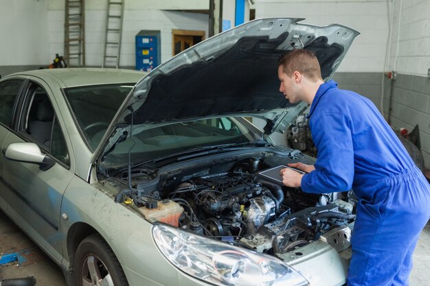 Werktuigkundige die motor van een auto analyseren