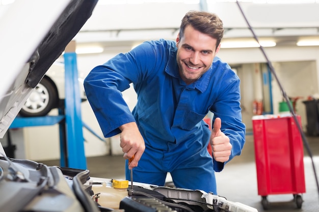 Werktuigkundige die onder kap van auto onderzoeken