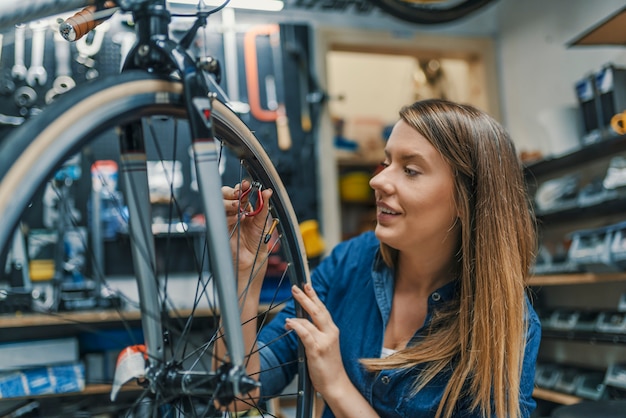 Werktuigkundige die toestellen van fiets herstelt.