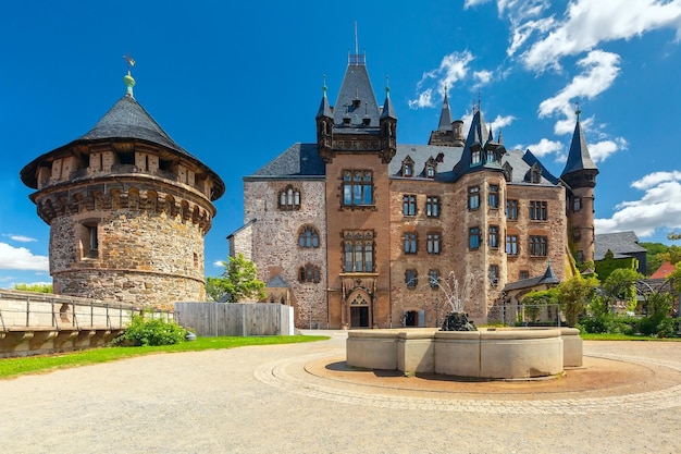 Wernigerode kasteel met fontein en defensieve toren in Wernigerude Duitsland