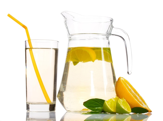 Werper en glas limonade en citroen geïsoleerd op wit