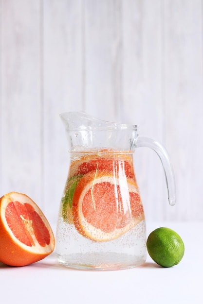 Werper met limonade op een lichte houten achtergrond Zomer versterkt drankje