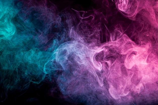 Wervelende blauwe en paarse rook van damp