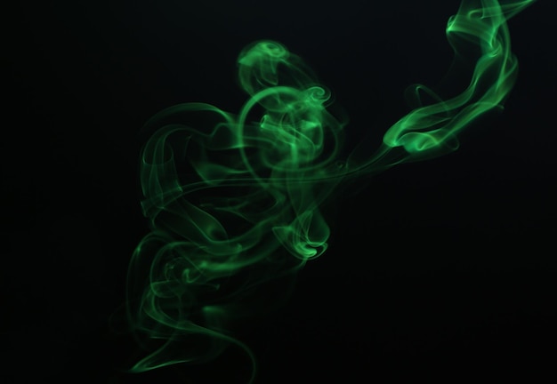 Werveling van groene rook op zwarte achtergrond