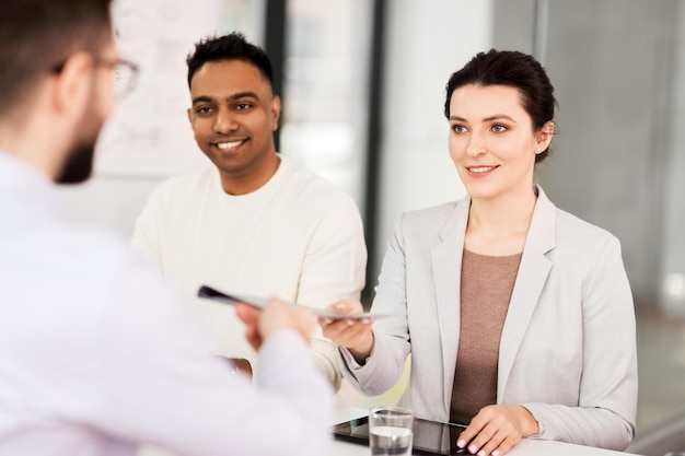 Foto wervers die een sollicitatiegesprek hebben met een werknemer