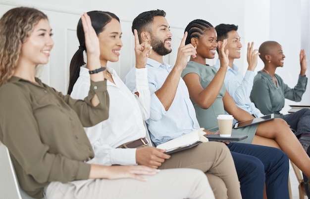 Foto wervingsgesprek en kandidaat op stoel in de rij voor werk bij bedrijven in technische klantenondersteuning of advies bedrijf inhuren en vraag voor groep mensen met diversiteit blij en hand omhoog