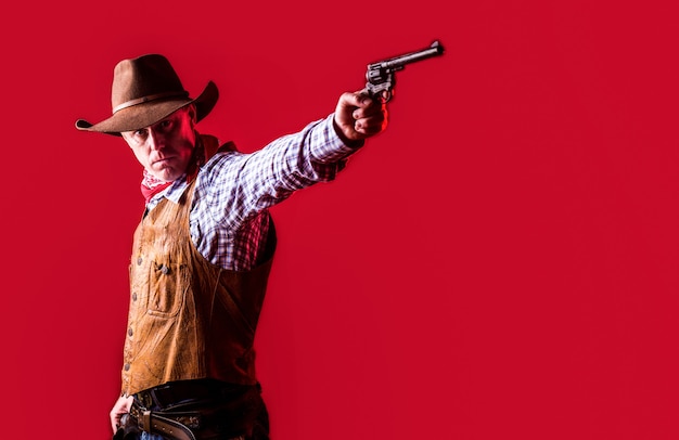 Запад, пушки. Портрет ковбоя. owboy с оружием на красном фоне.