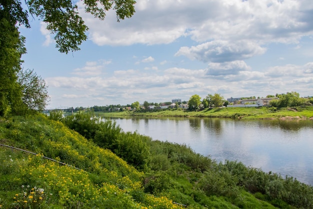 Река Западная Двина в городе Полоцке. Беларусь. Красивый летний пейзаж.