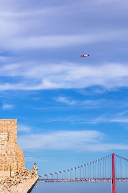 Photo western profile of the monument to the discoveries with tourists on the attic looking at the bridge