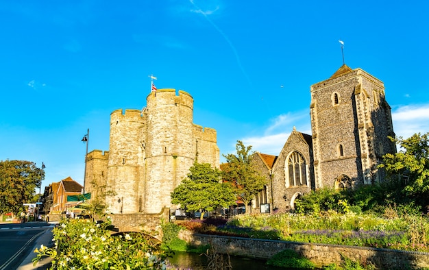 Westgate en de Guildhall in het oude centrum van Canterbury, Engeland