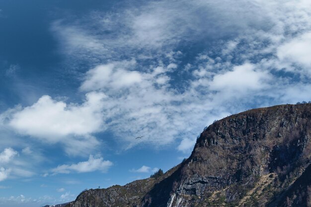 Westkap in Noorwegen Berg die in de fjord reikt Wolkenhemel Landschap opnames