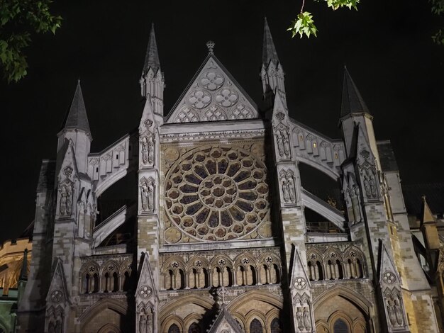 Церковь Вестминстерского аббатства ночью в Лондоне